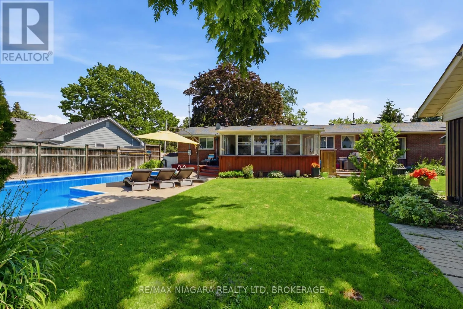 1042 LAKESHORE ROAD W