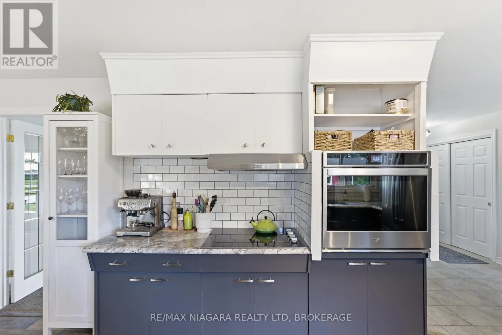 1042 LAKESHORE ROAD W