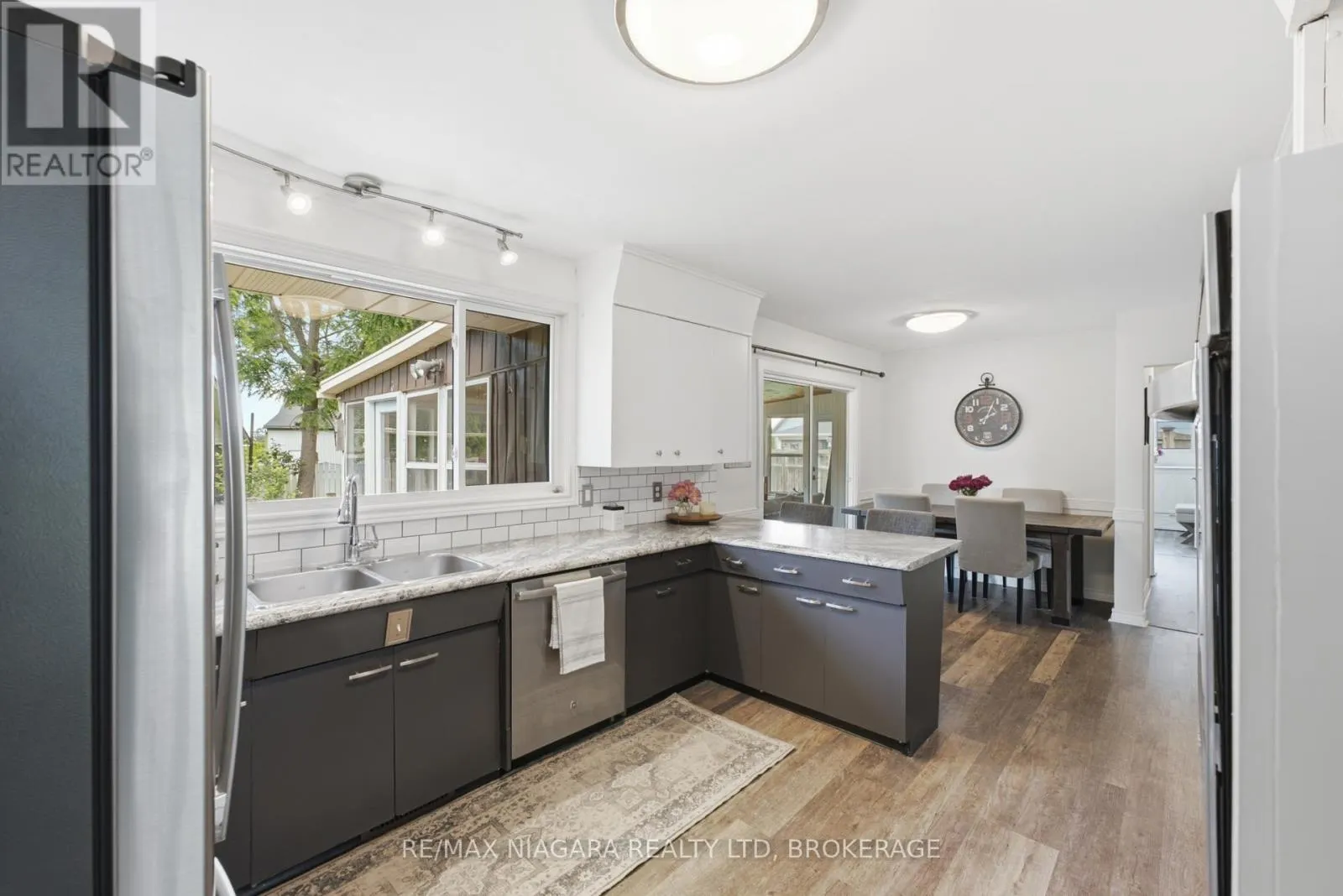 1042 LAKESHORE ROAD W