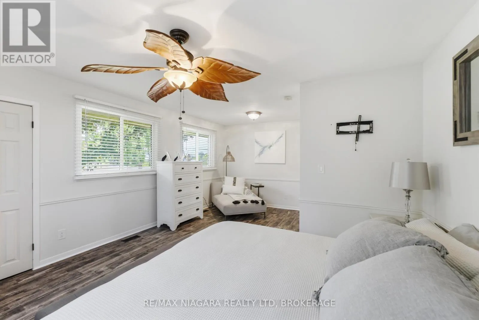 1042 LAKESHORE ROAD W