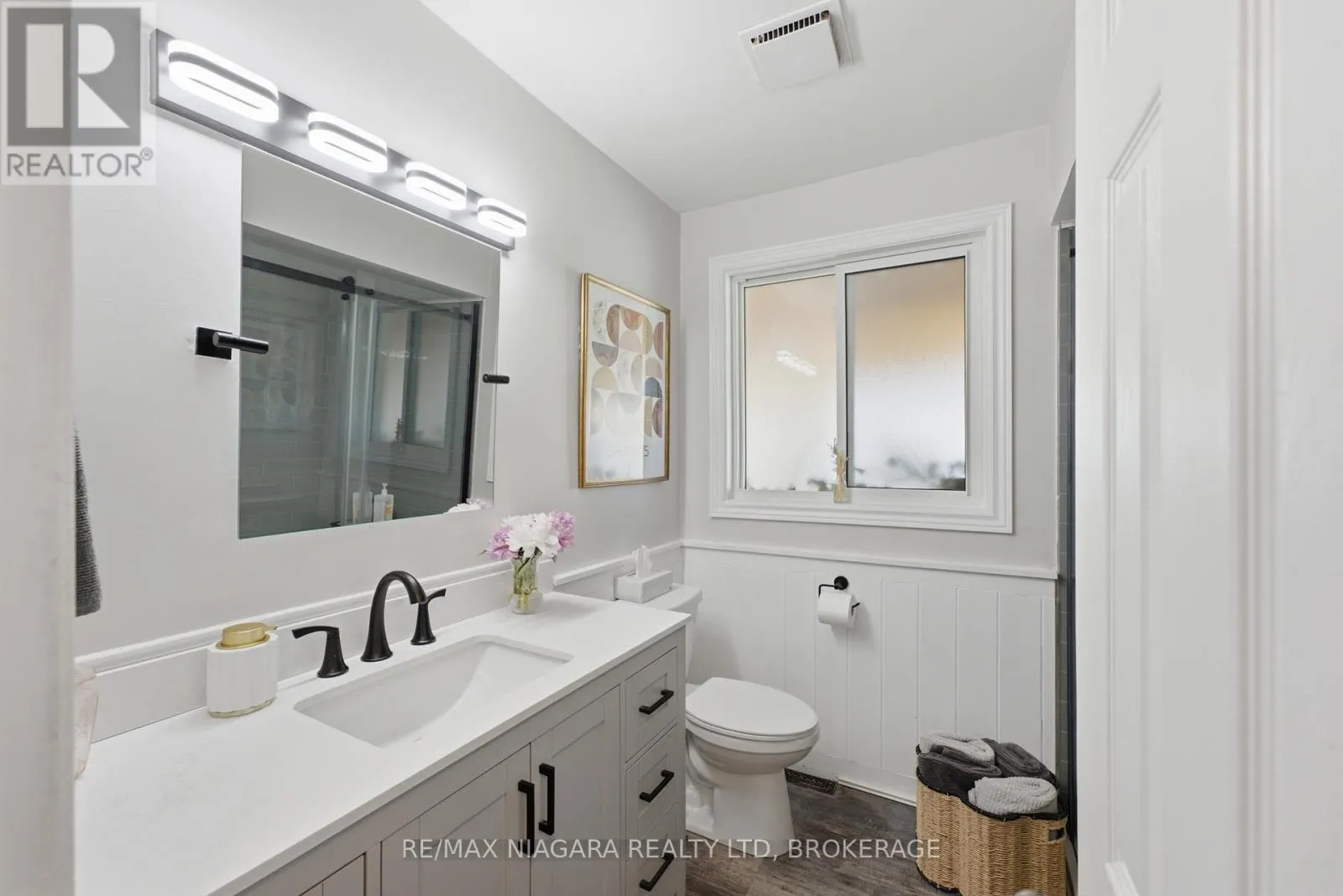 1042 LAKESHORE ROAD W