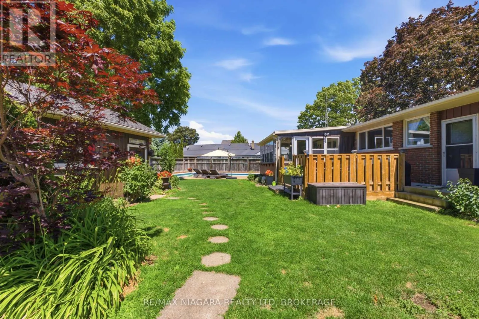 1042 LAKESHORE ROAD W