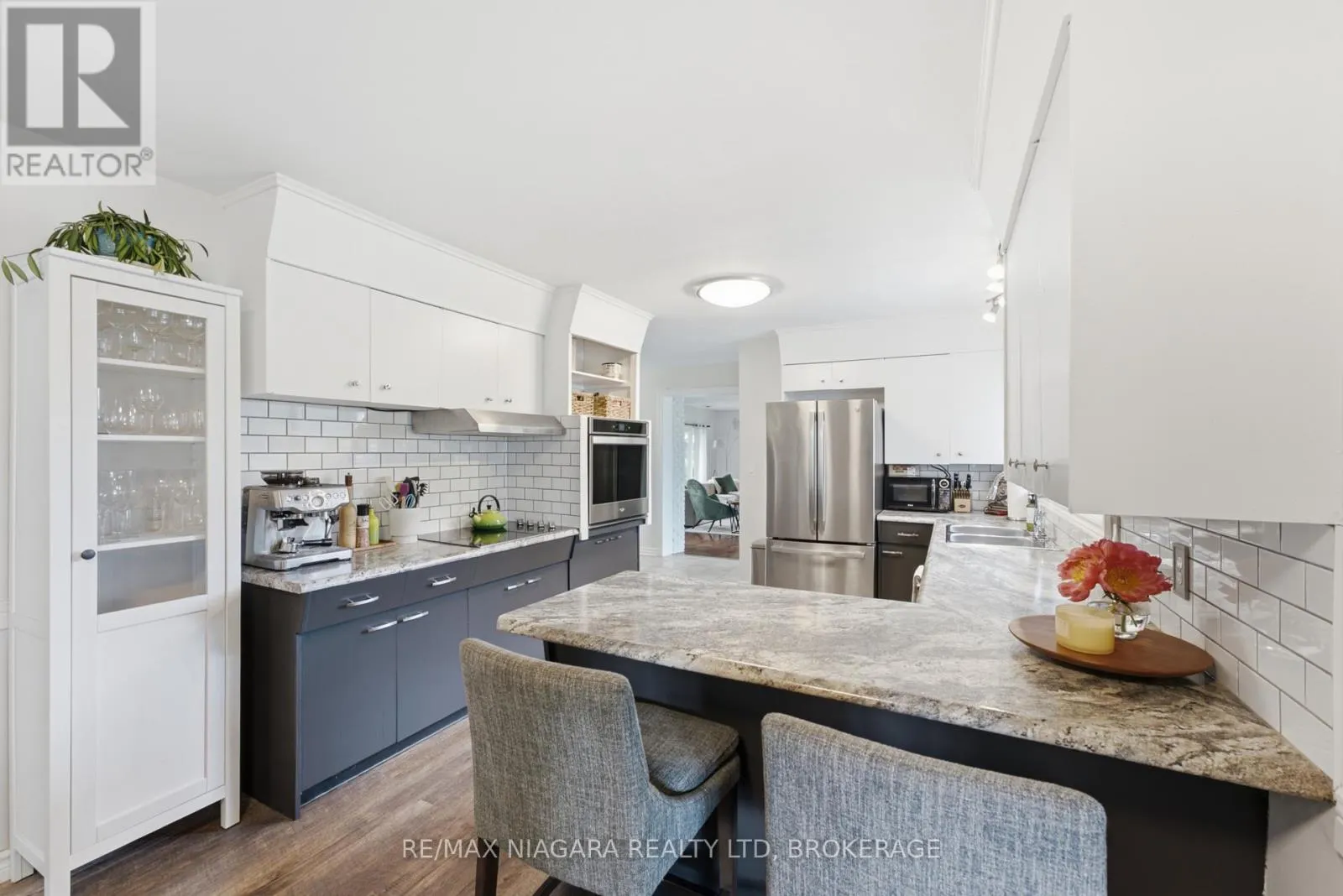 1042 LAKESHORE ROAD W