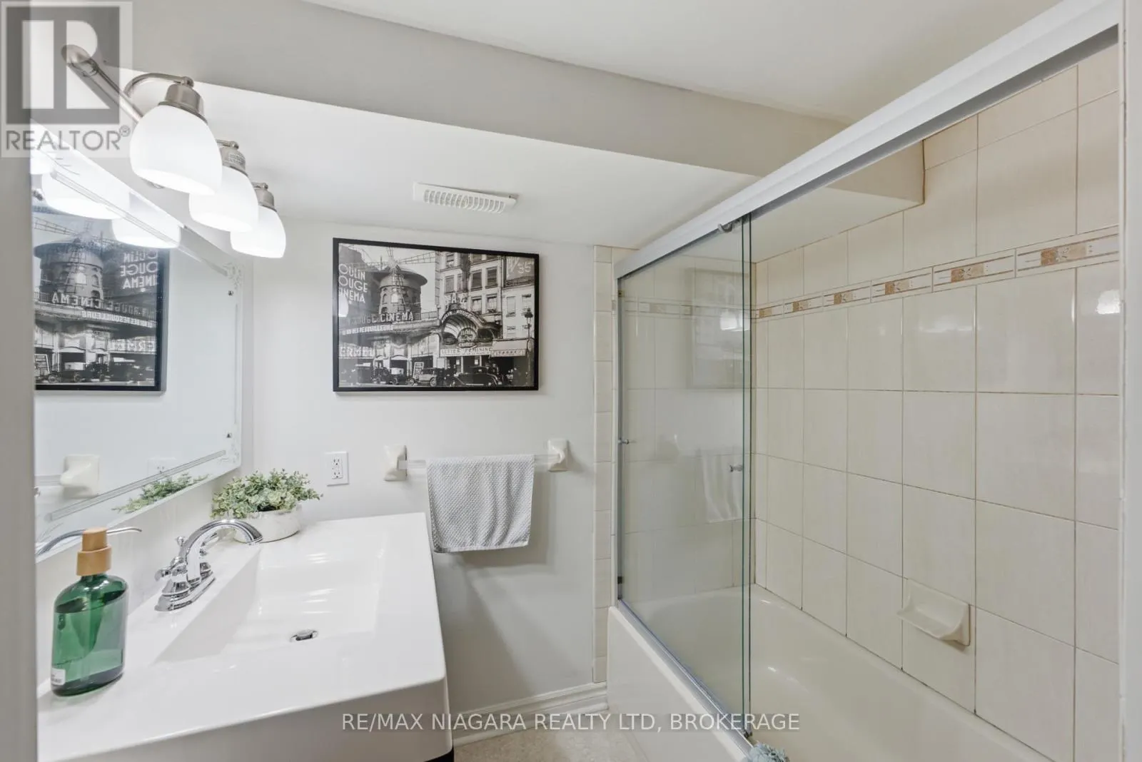 1042 LAKESHORE ROAD W
