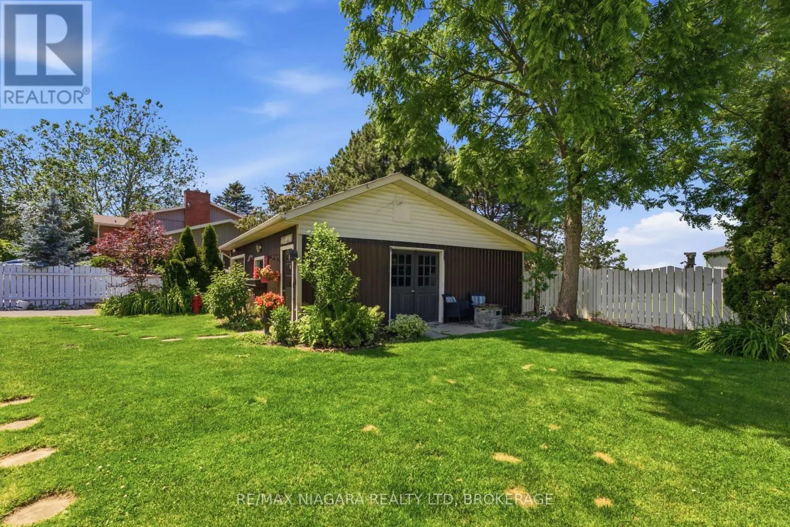 1042 LAKESHORE ROAD W
