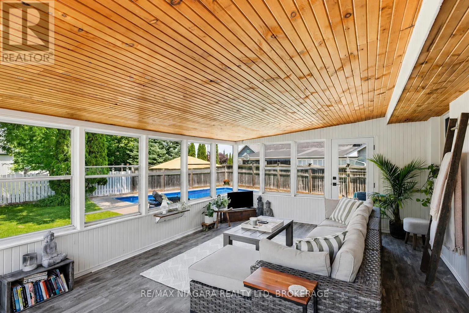 1042 LAKESHORE ROAD W