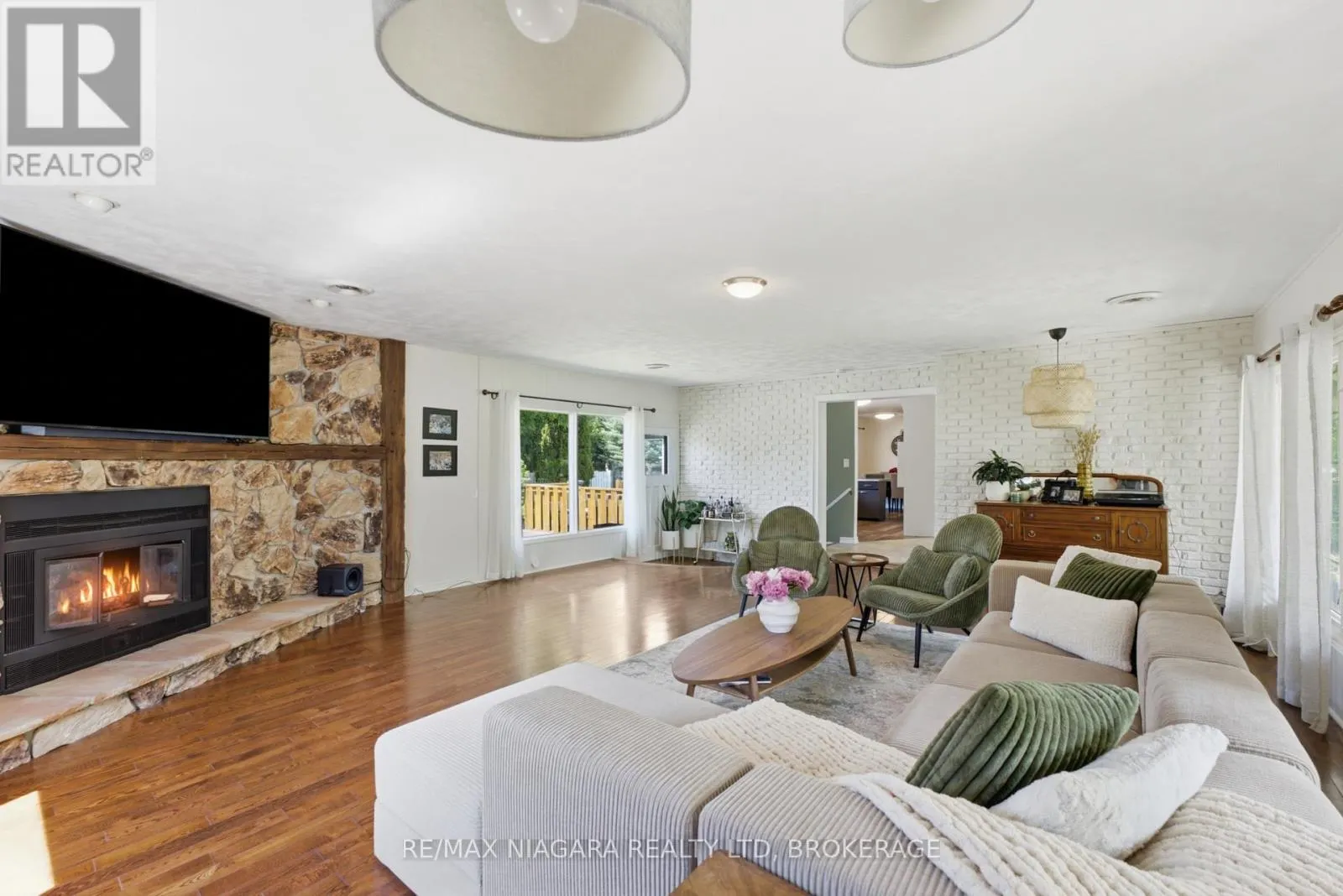 1042 LAKESHORE ROAD W