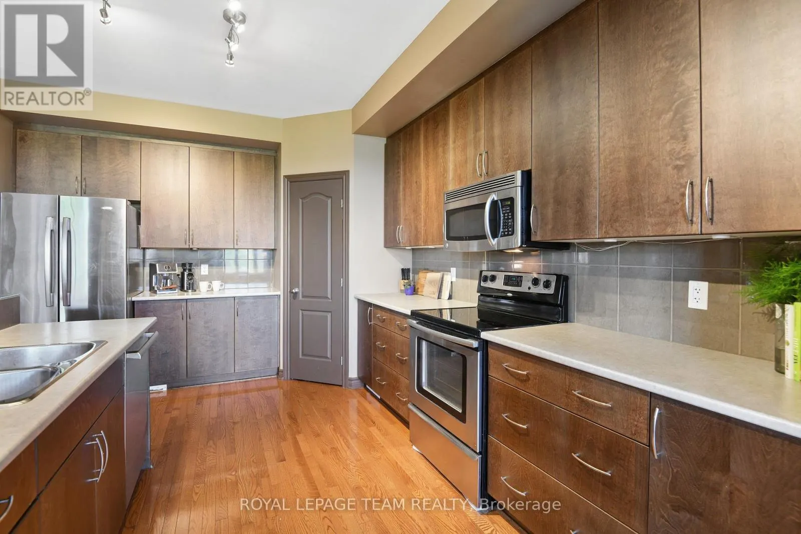 1076 NORTHGRAVES CRESCENT