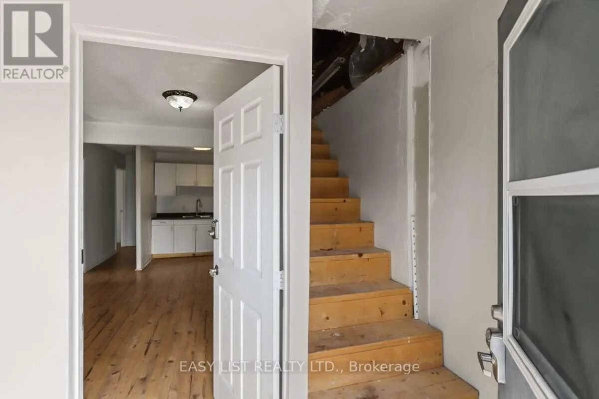 10 YORK STREET N