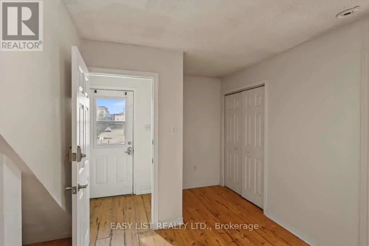 10 YORK STREET N