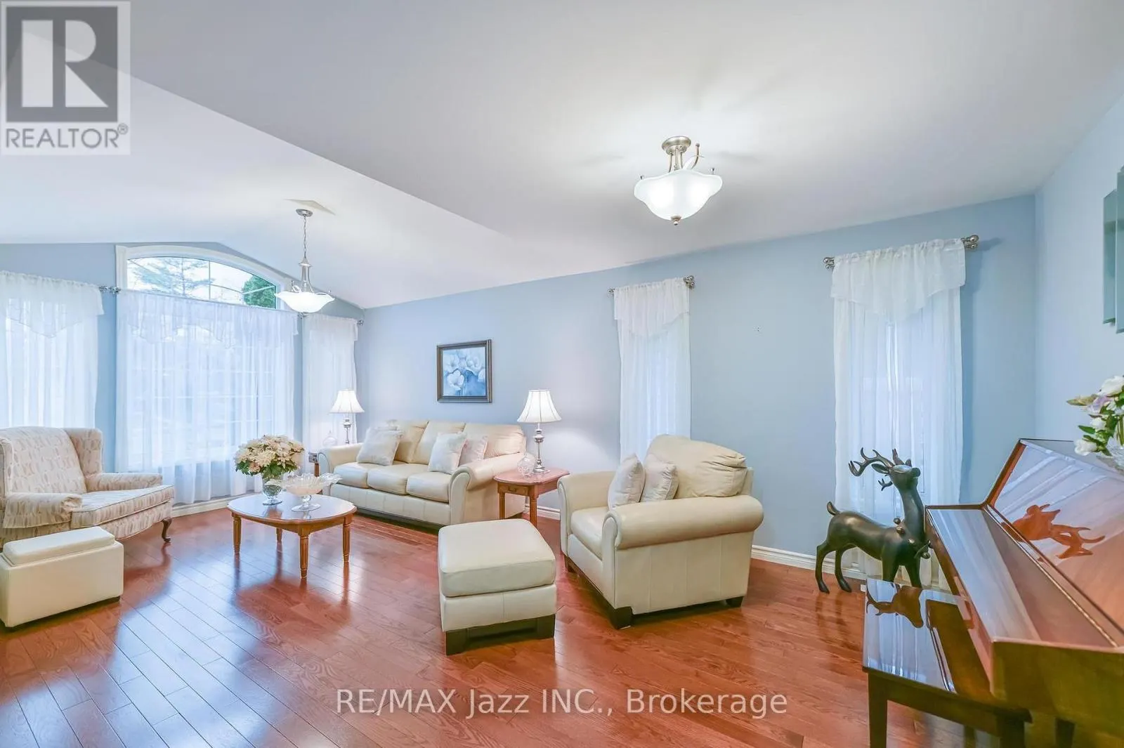 33 ASHWOOD CRESCENT