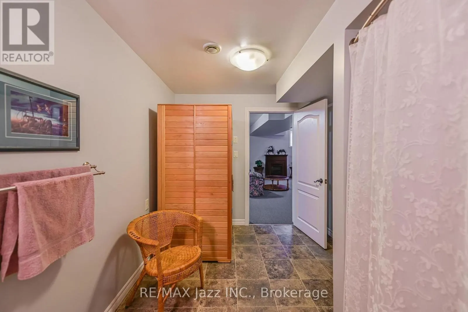 33 ASHWOOD CRESCENT