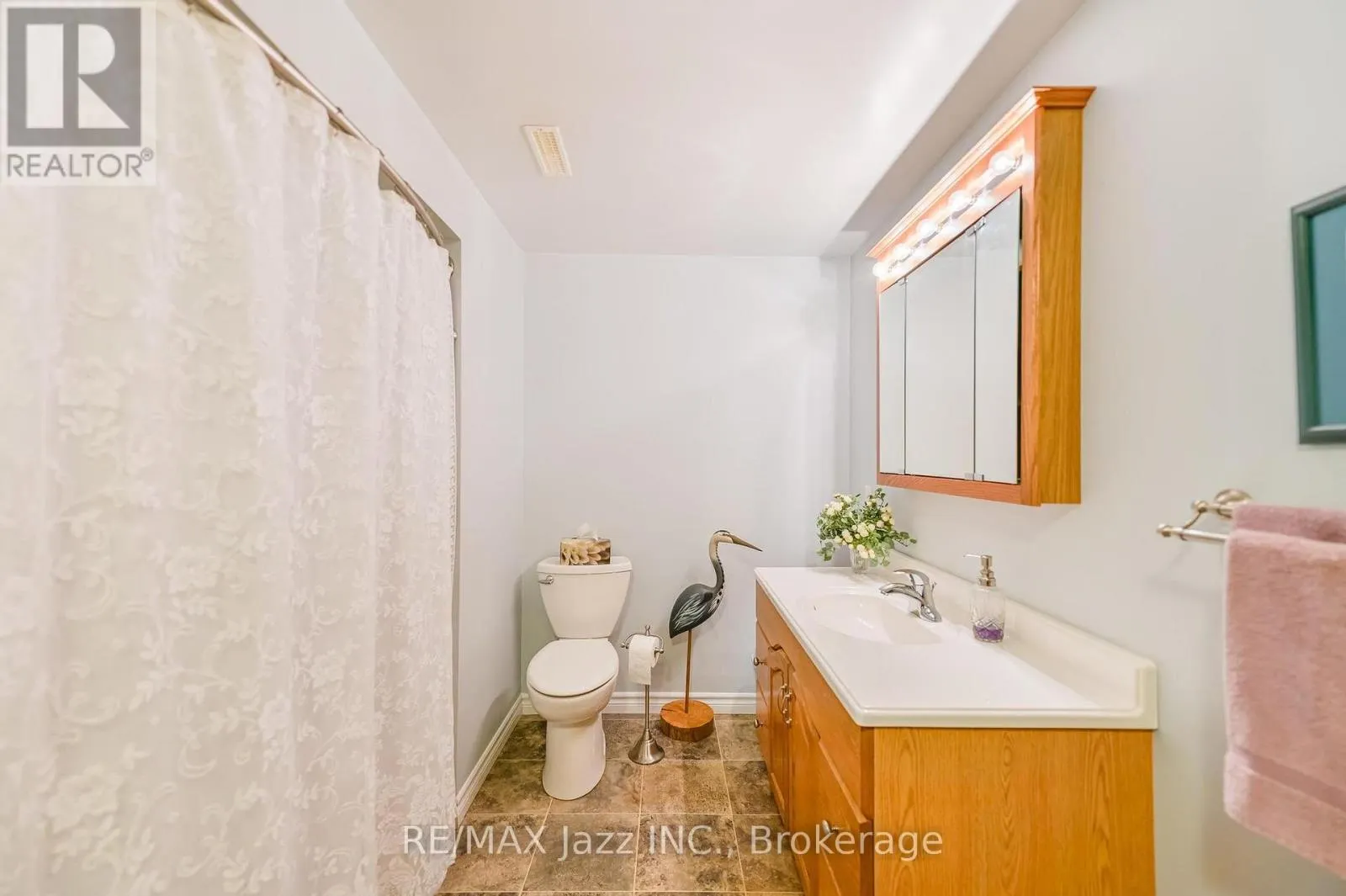 33 ASHWOOD CRESCENT