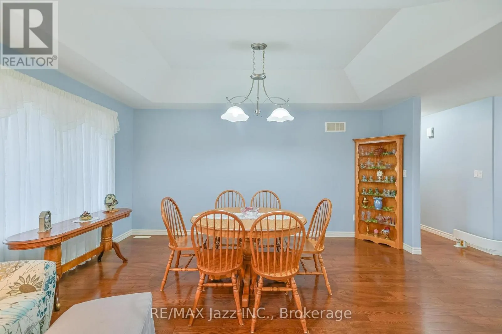 33 ASHWOOD CRESCENT
