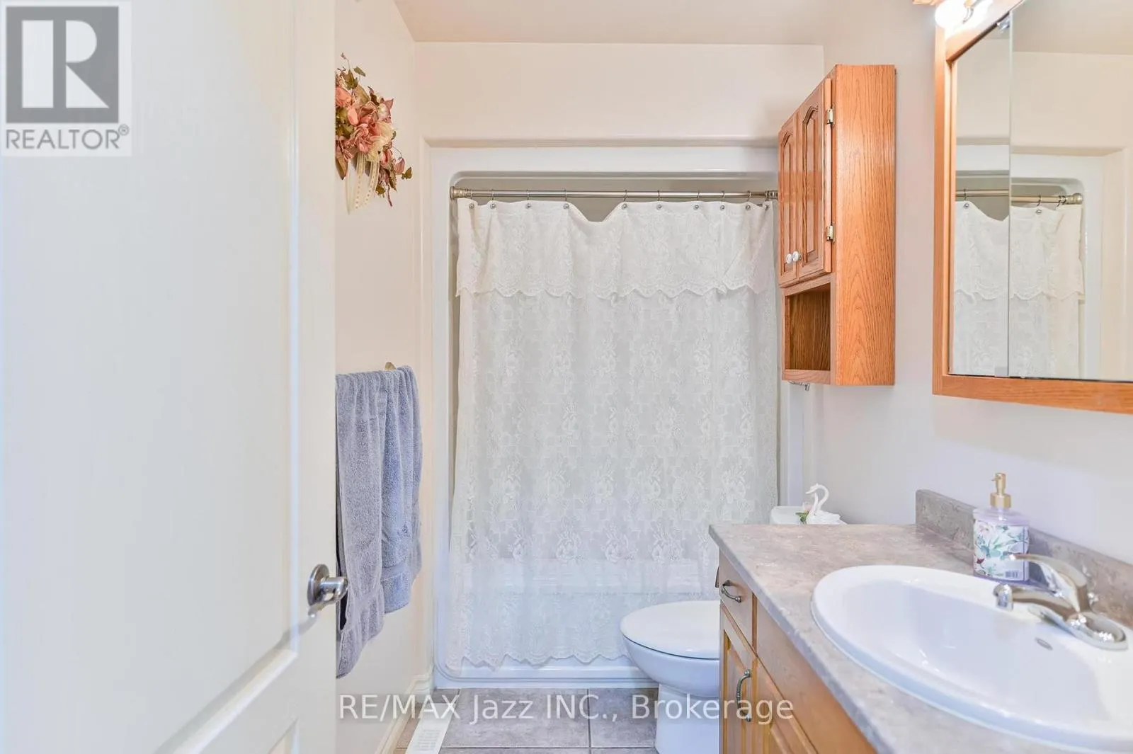 33 ASHWOOD CRESCENT