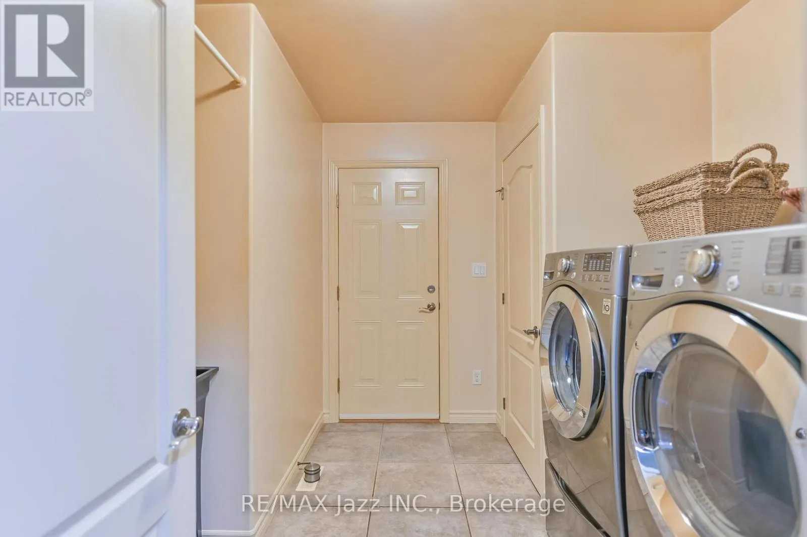 33 ASHWOOD CRESCENT
