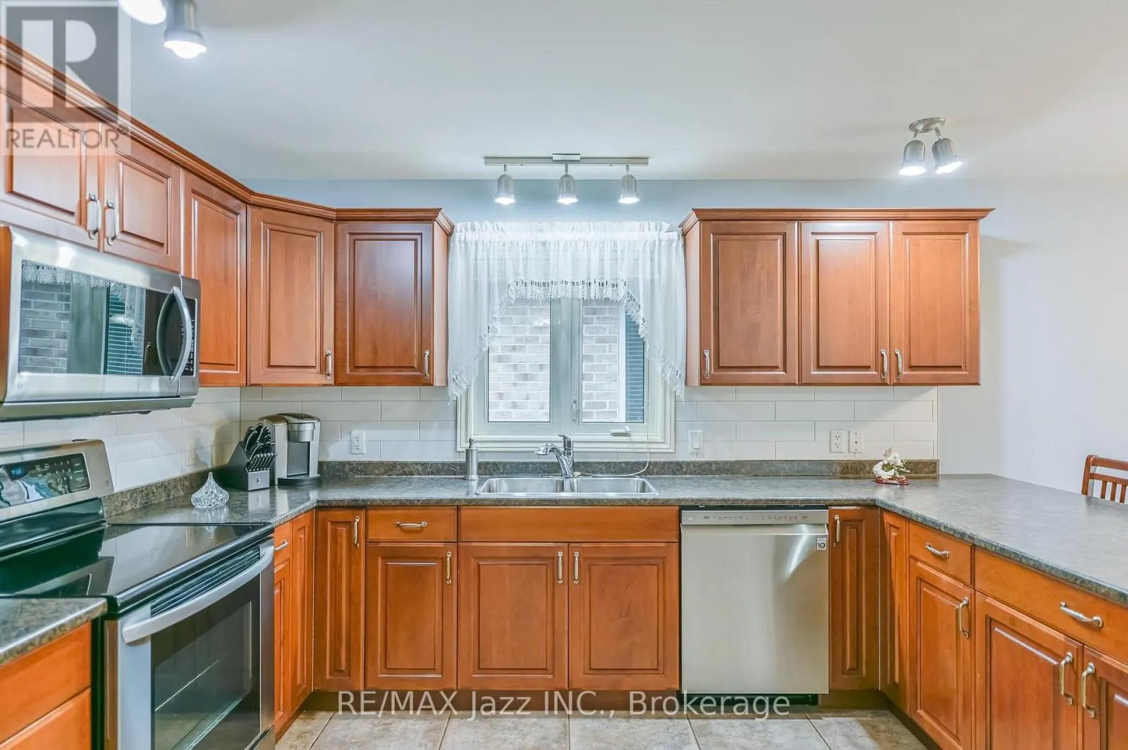 33 ASHWOOD CRESCENT
