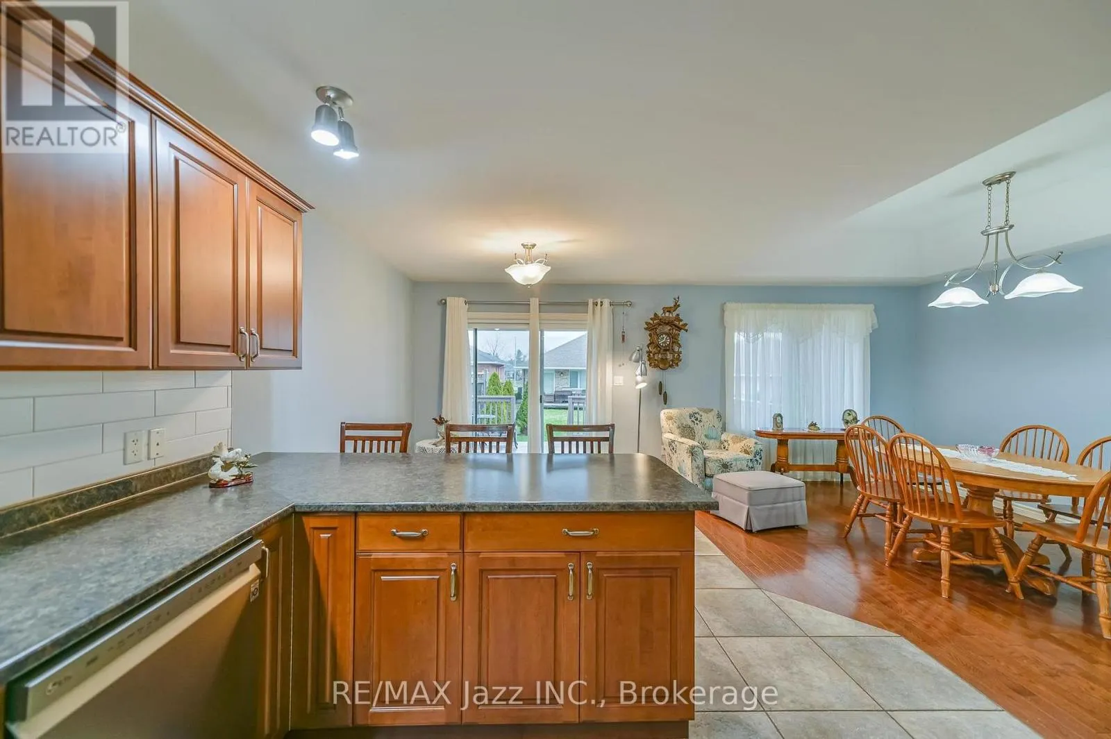 33 ASHWOOD CRESCENT