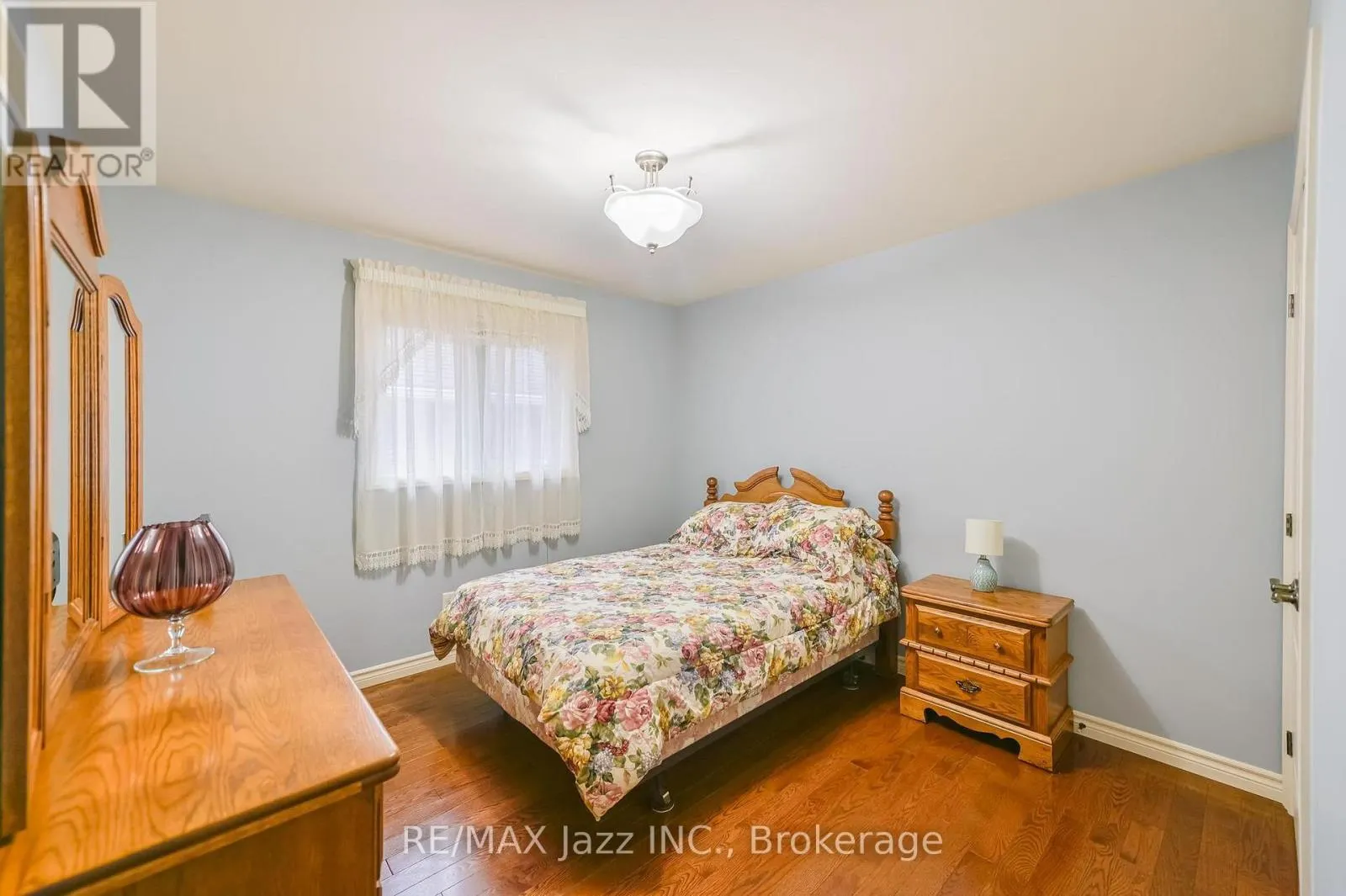 33 ASHWOOD CRESCENT
