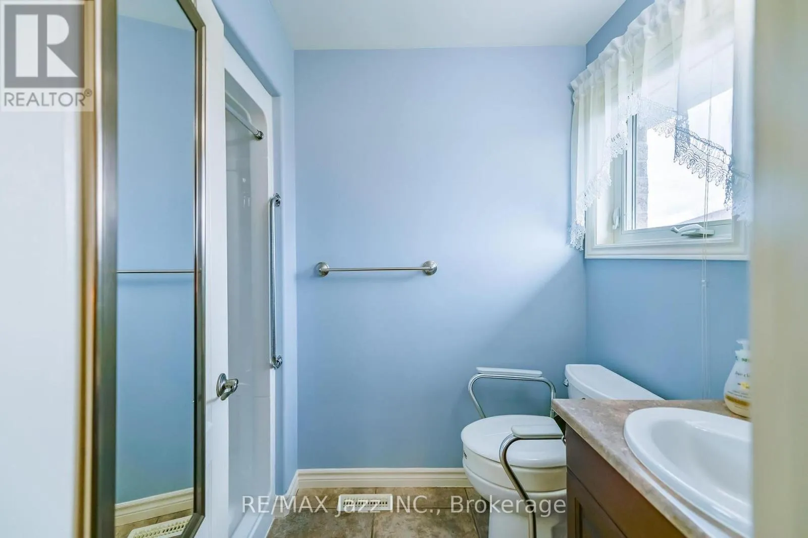 33 ASHWOOD CRESCENT