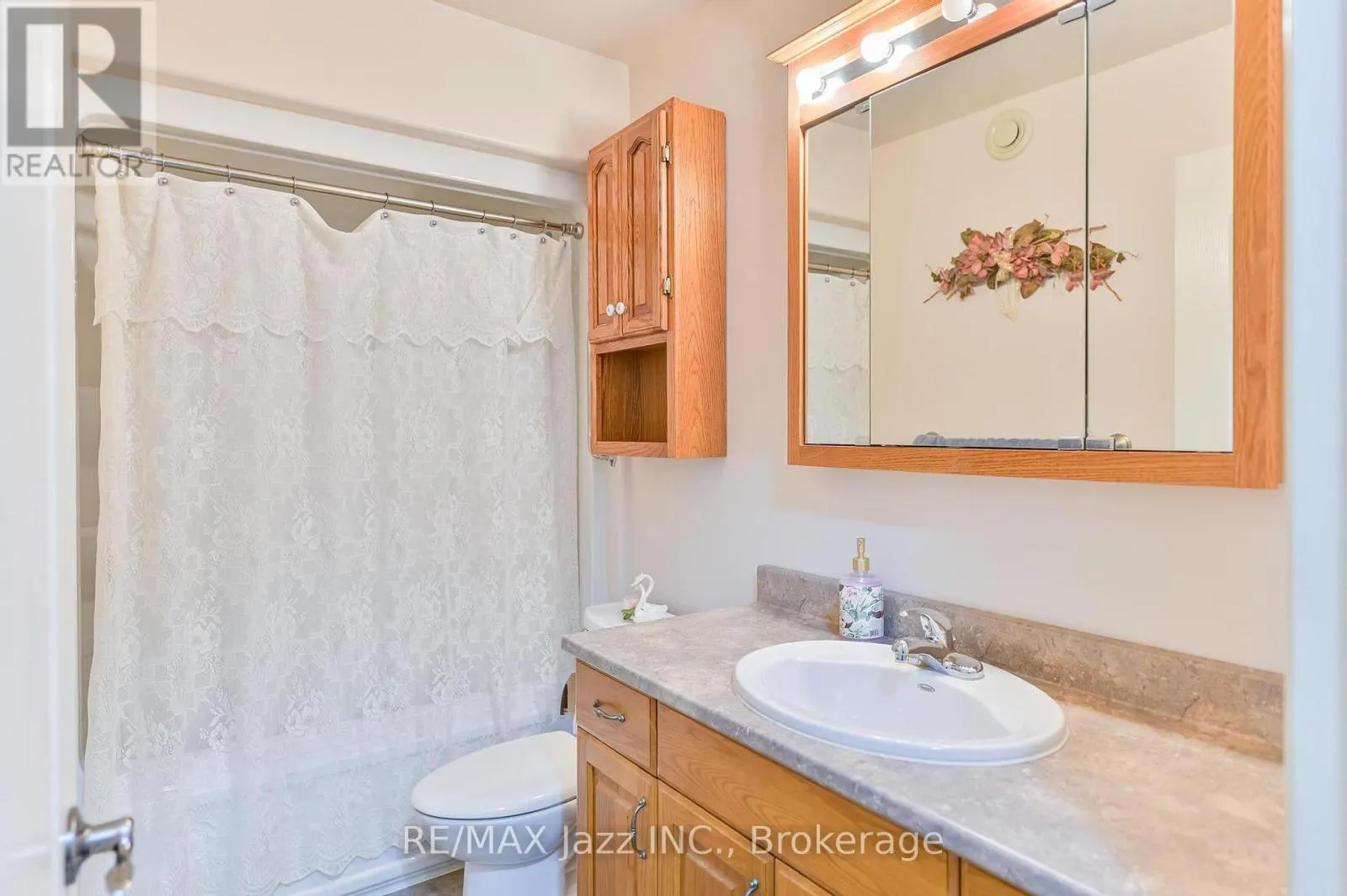 33 ASHWOOD CRESCENT