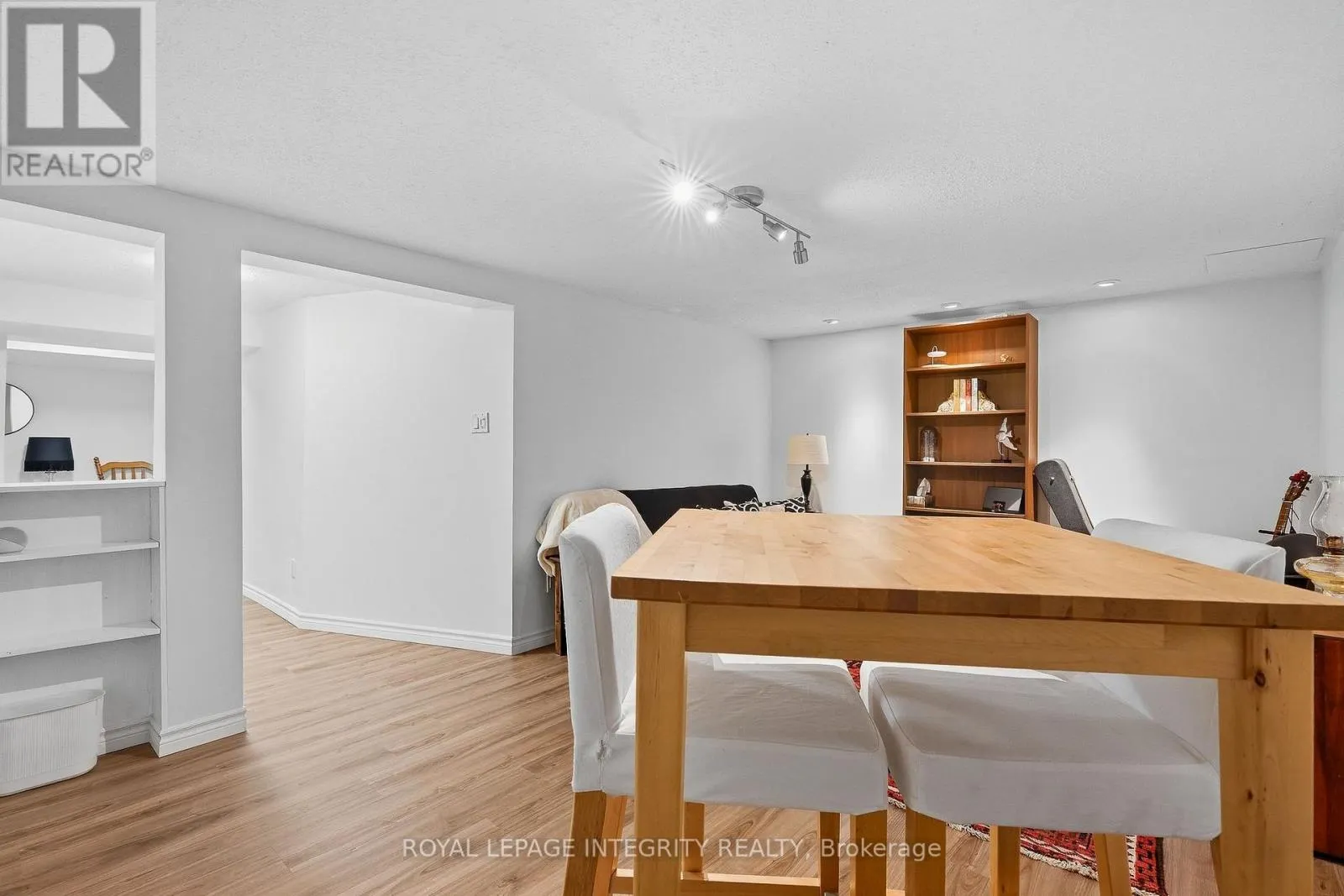 18 GREENBANK ROAD S