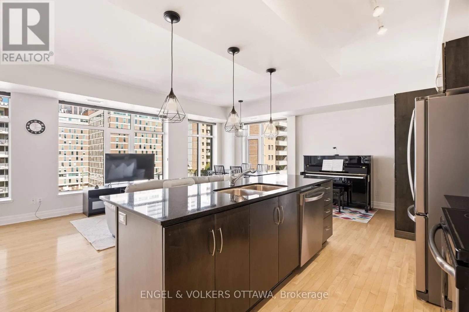 711 - 235 KENT STREET