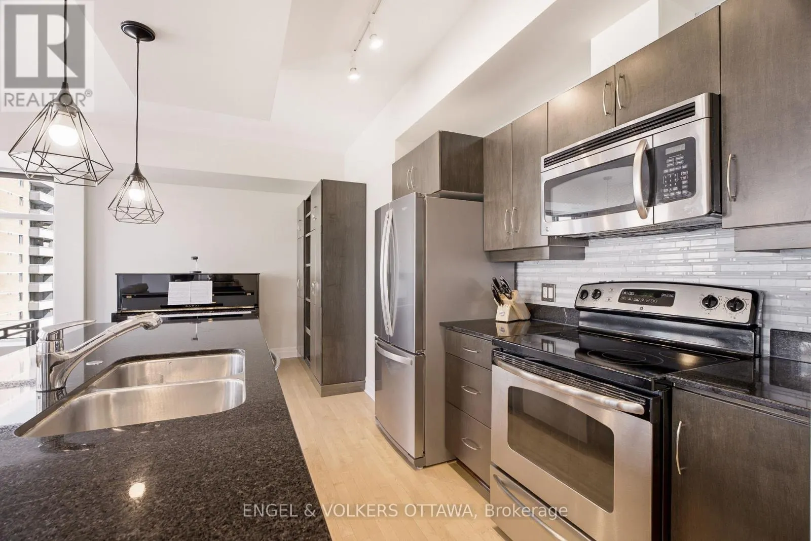 711 - 235 KENT STREET