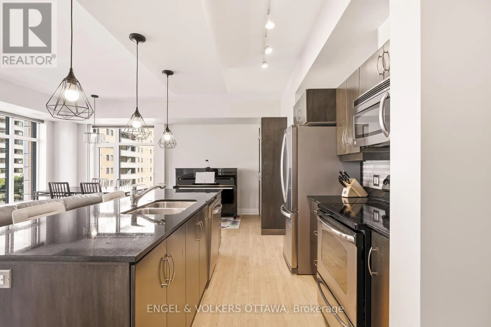 711 - 235 KENT STREET