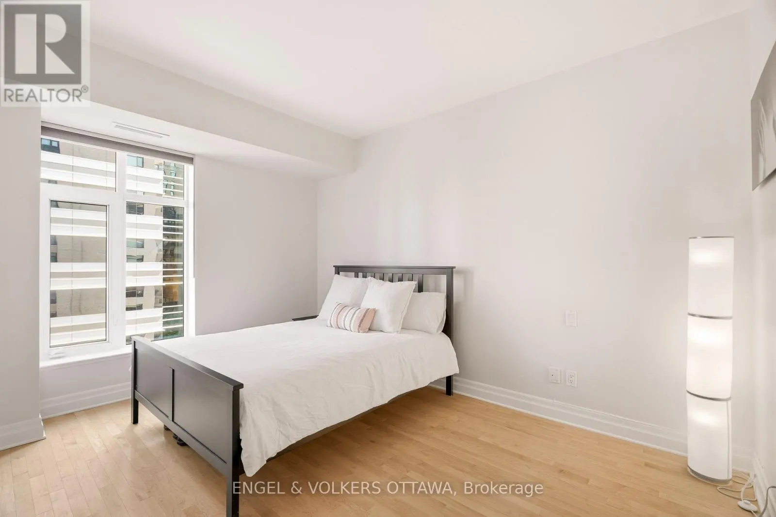 711 - 235 KENT STREET