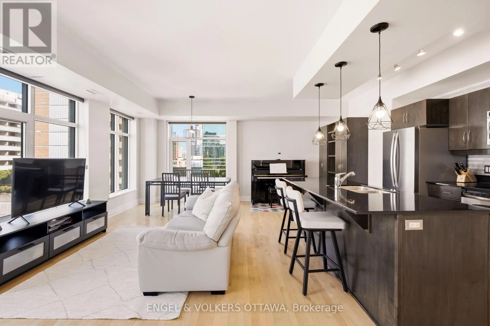 711 - 235 KENT STREET