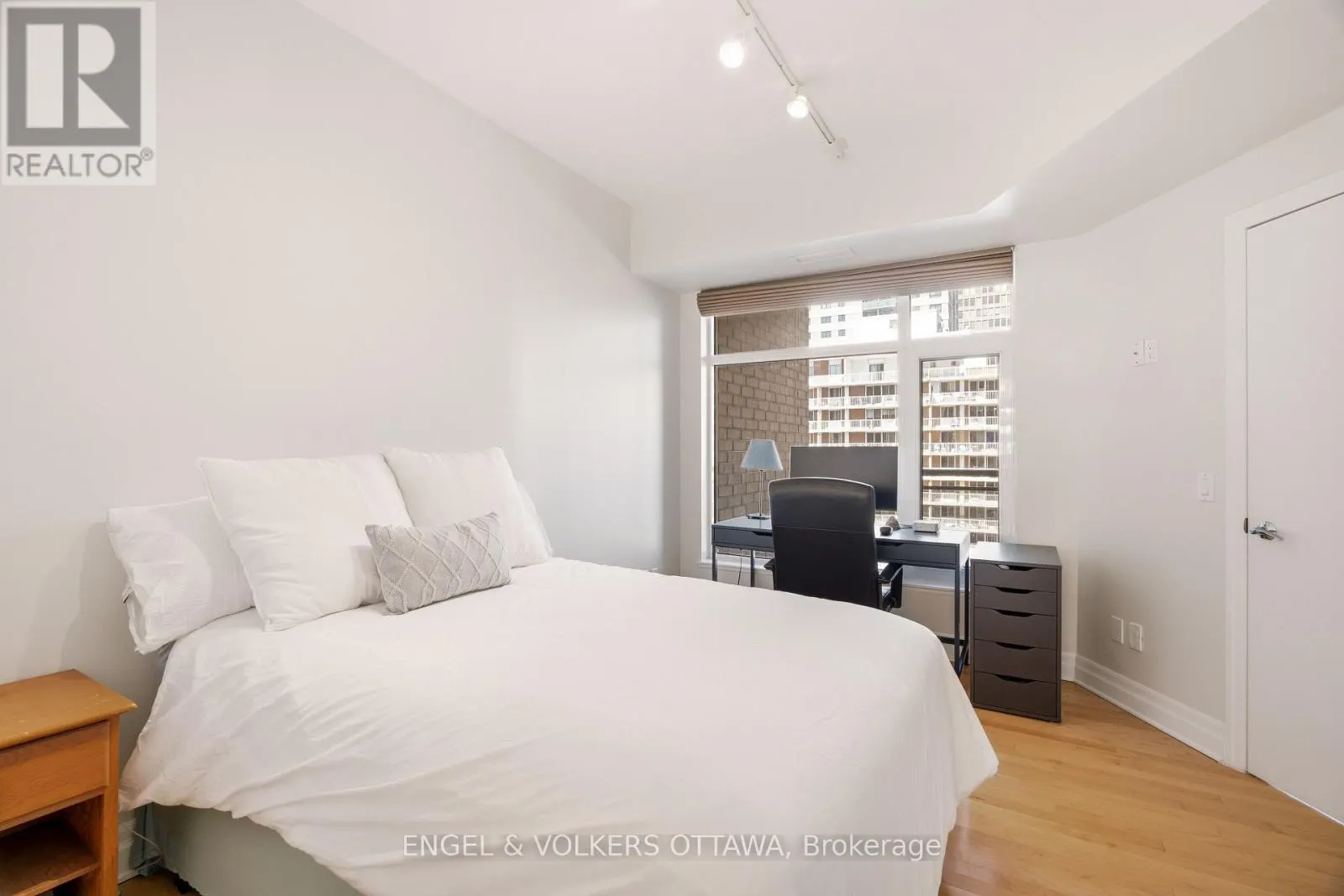 711 - 235 KENT STREET