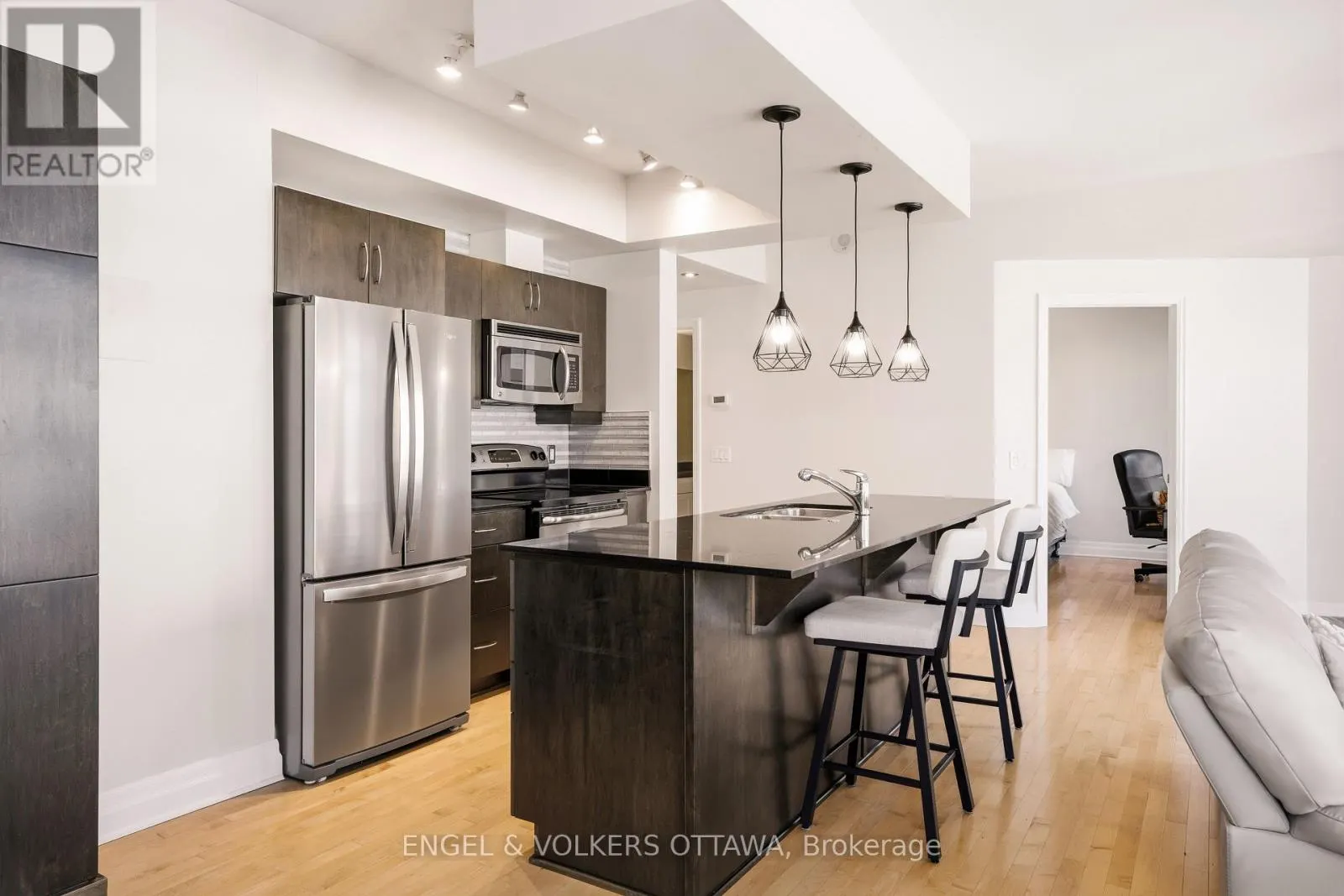 711 - 235 KENT STREET