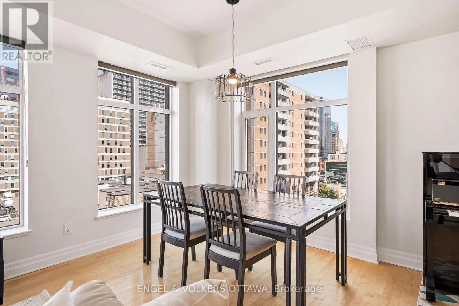711 - 235 KENT STREET
