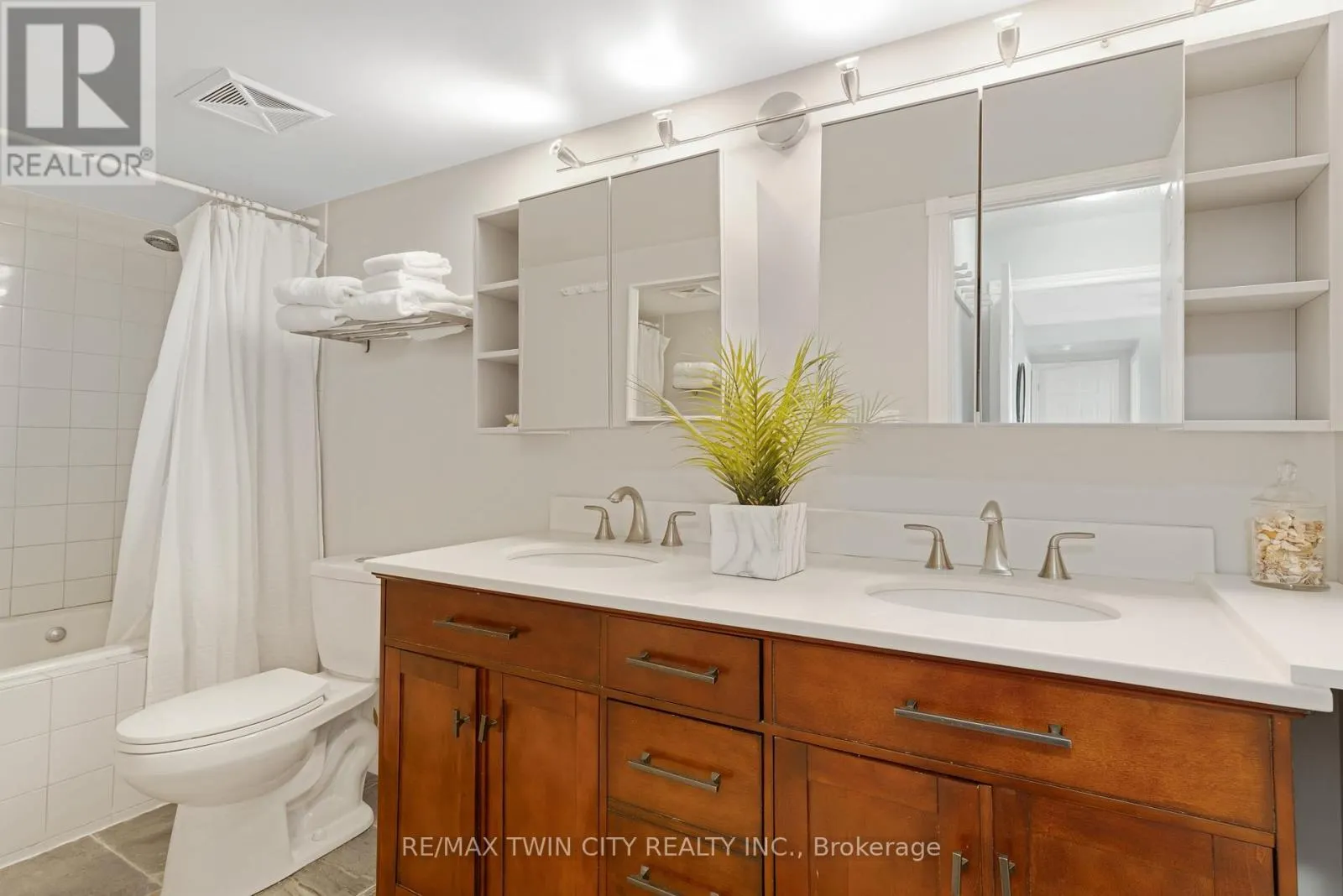 237 KING STREET W
