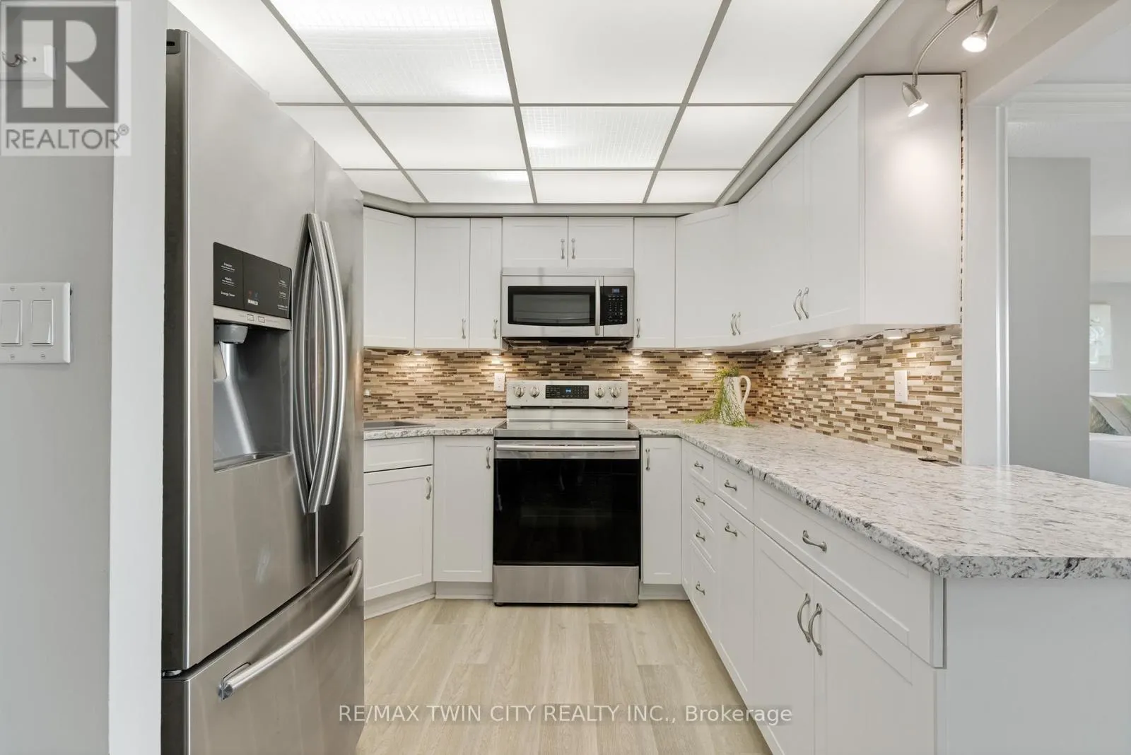 237 KING STREET W