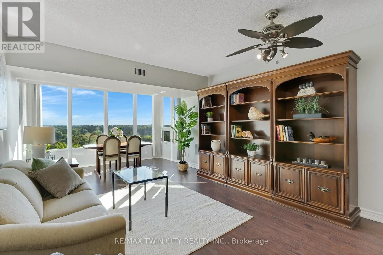 237 KING STREET W