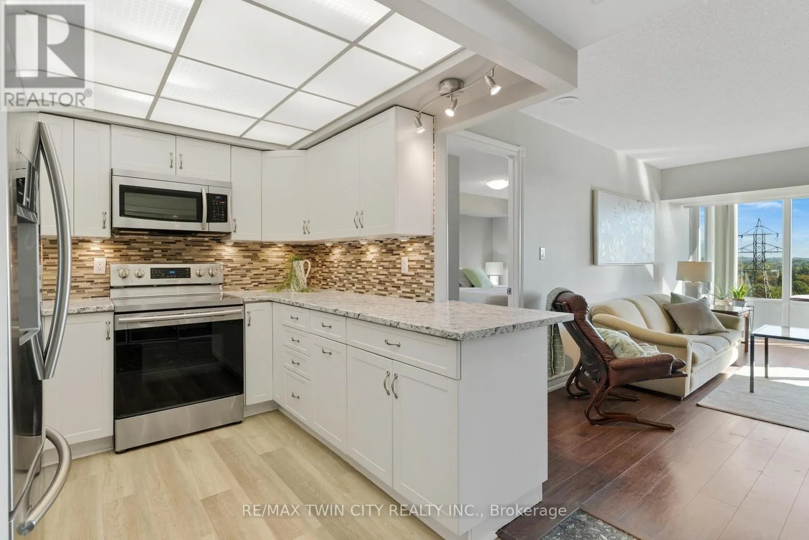 237 KING STREET W