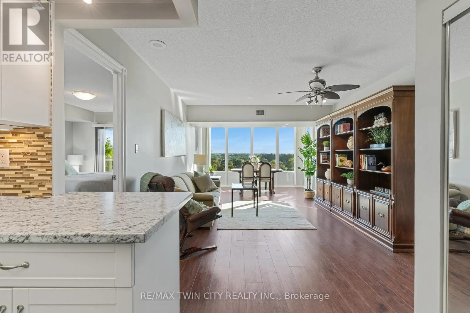 237 KING STREET W