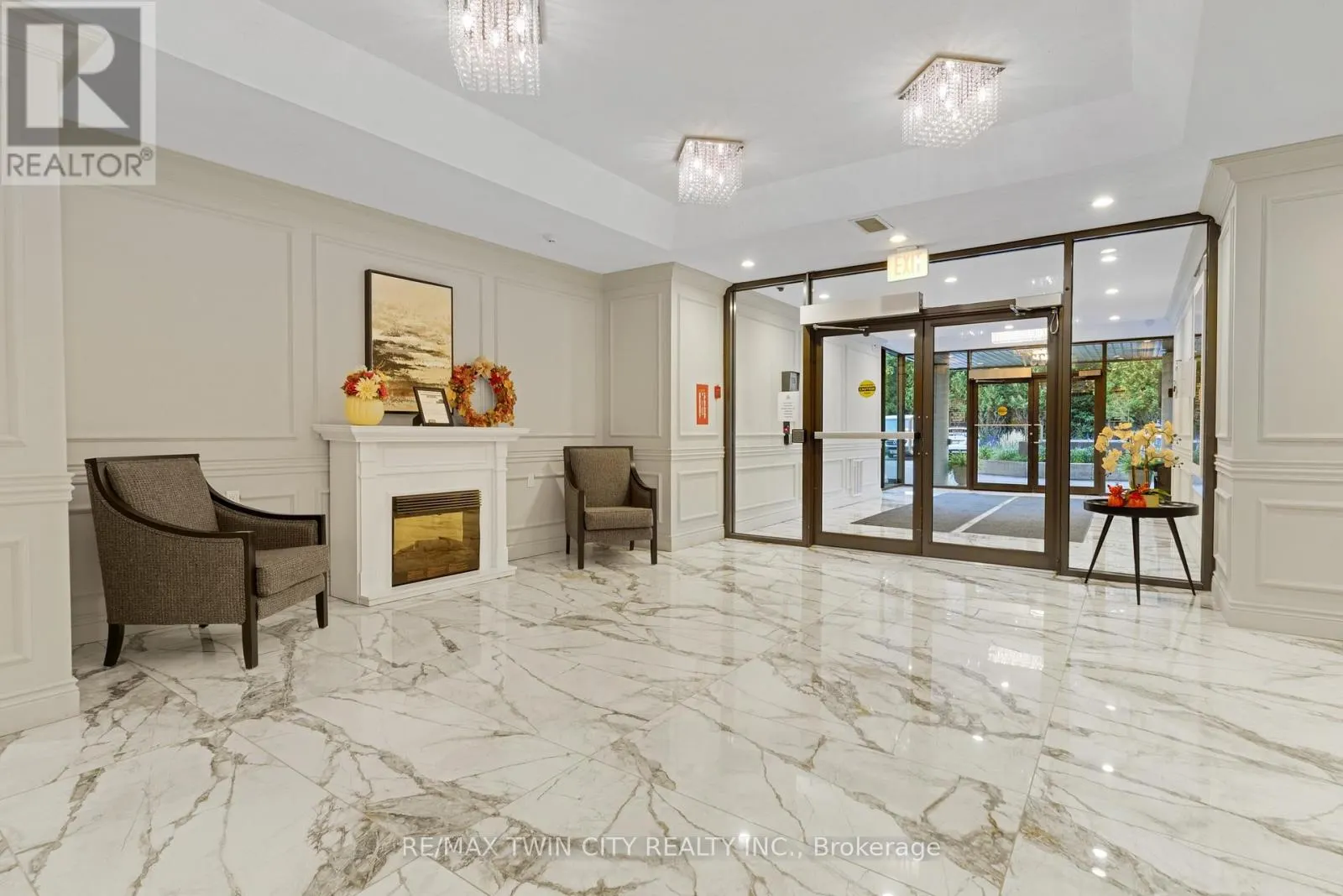 237 KING STREET W