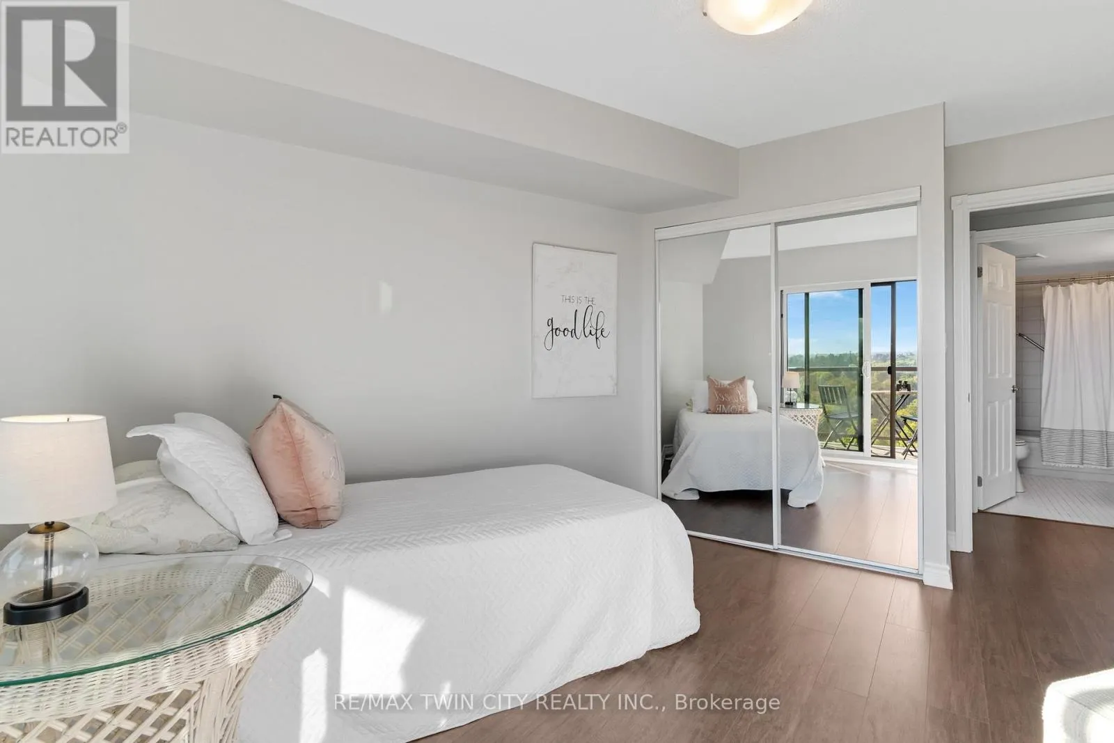 237 KING STREET W