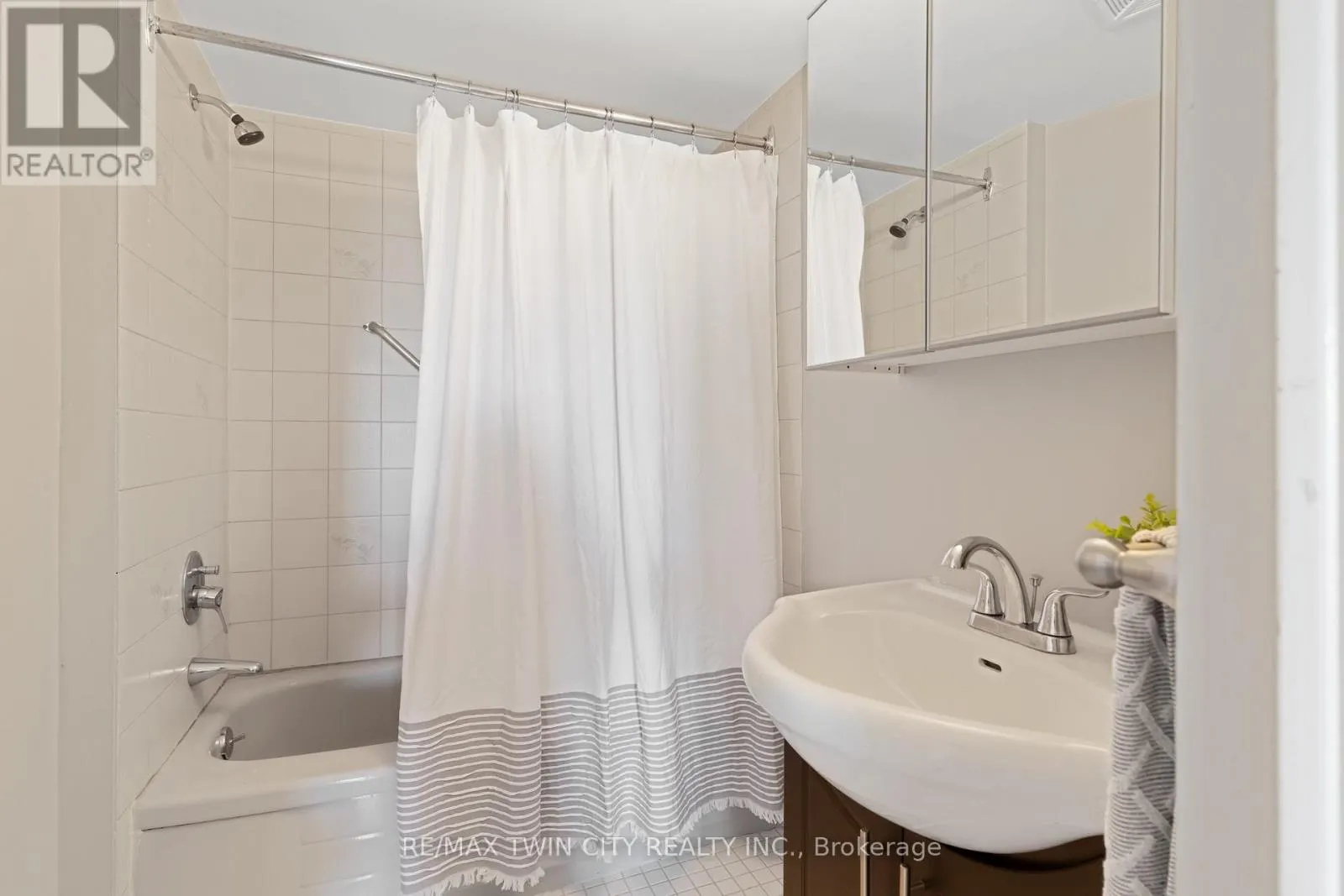 237 KING STREET W
