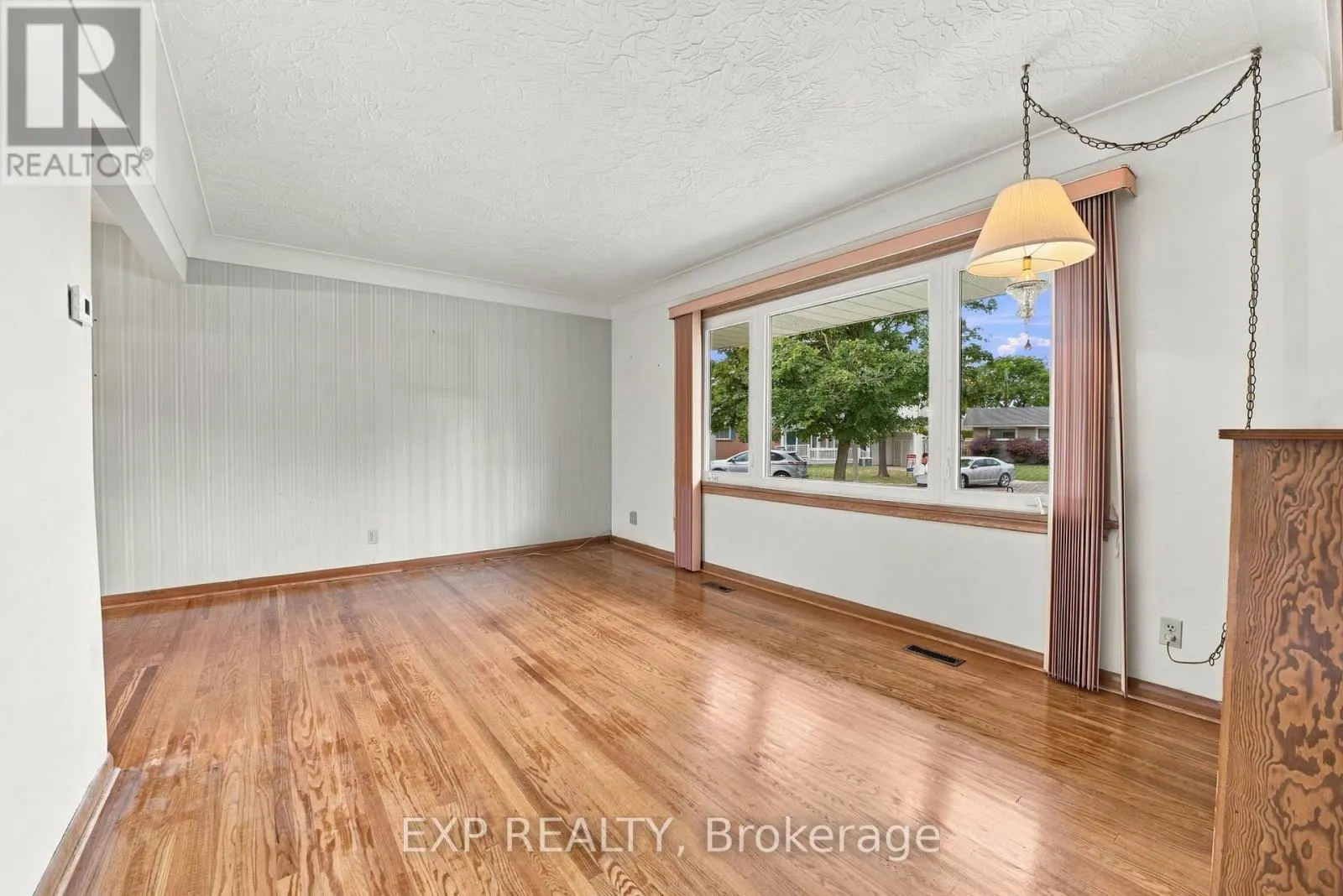 2 GLENGROVE CIRCLE
