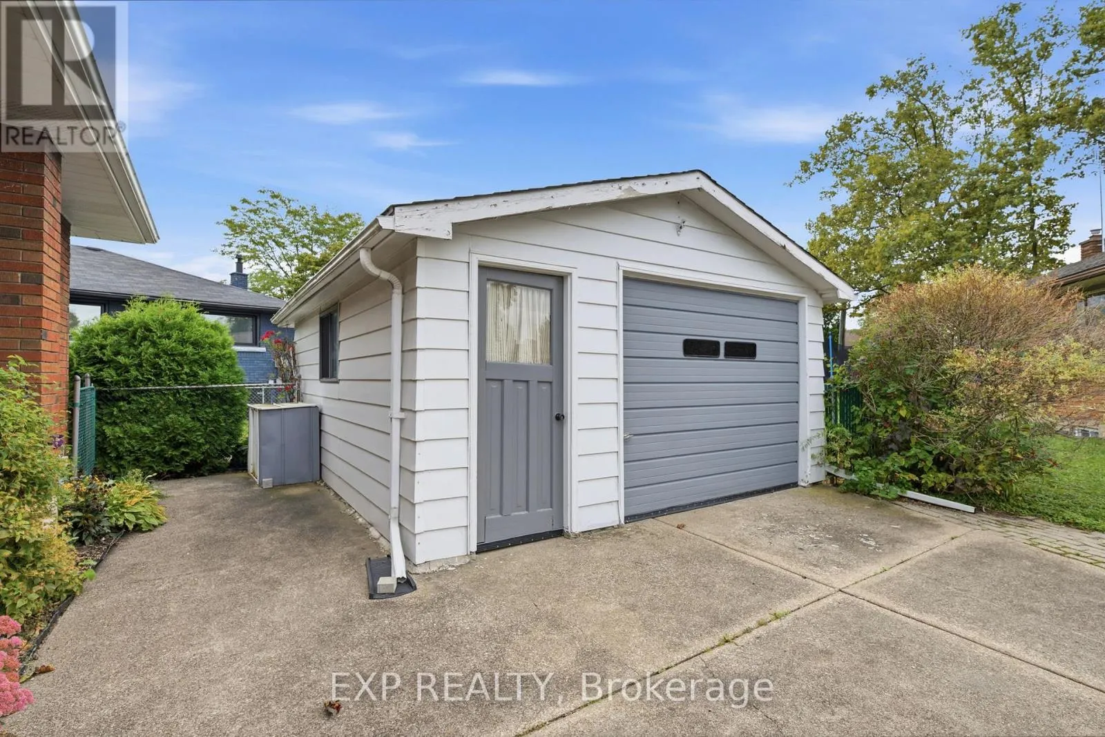 2 GLENGROVE CIRCLE