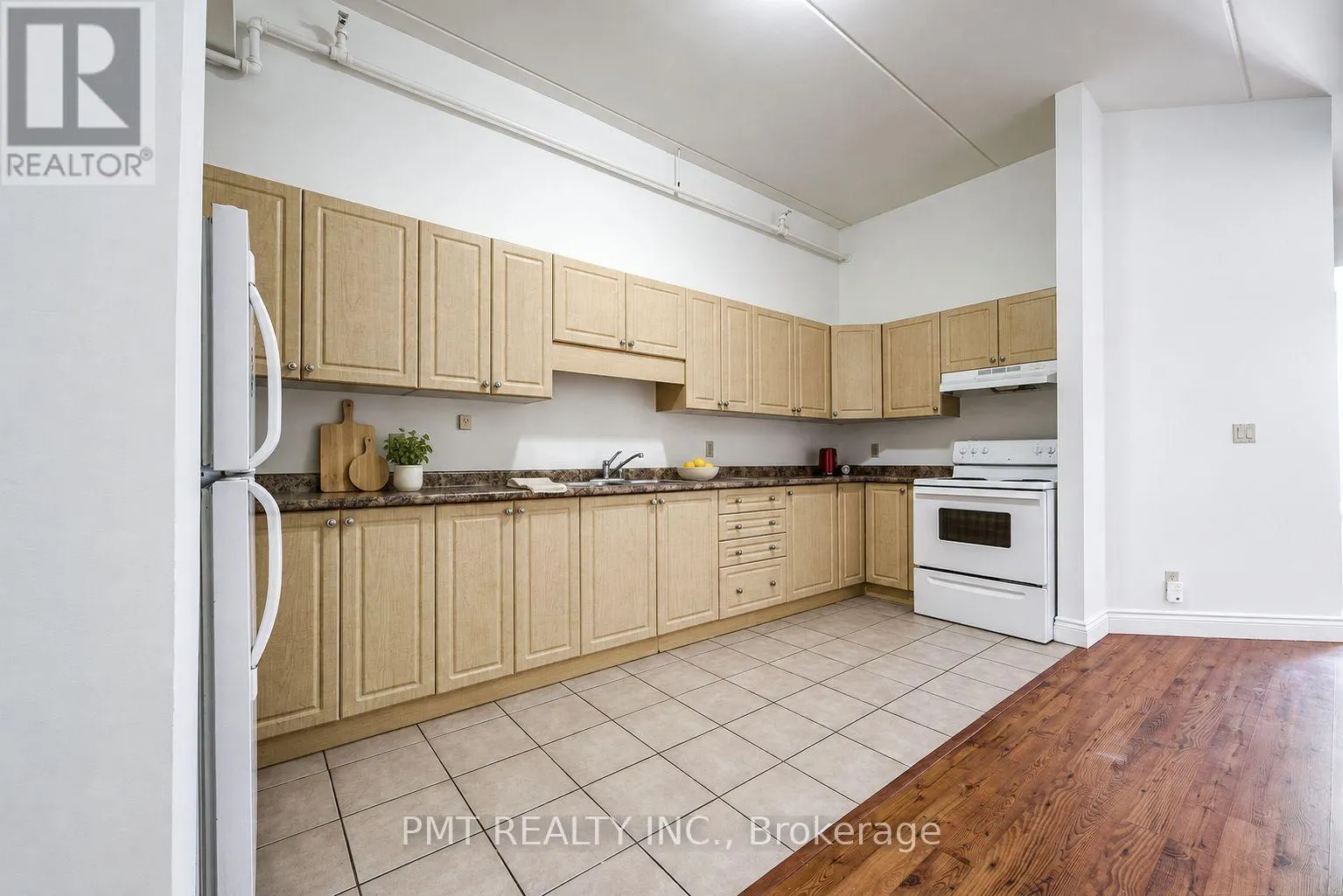 208 - 150 COLBORNE STREET E