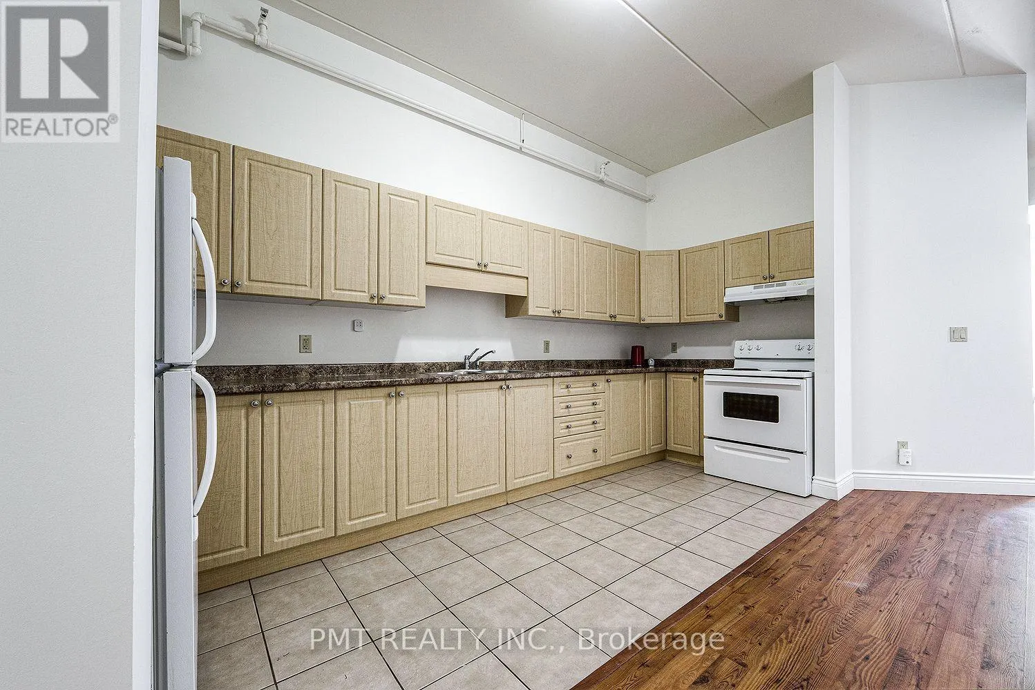 208 - 150 COLBORNE STREET E