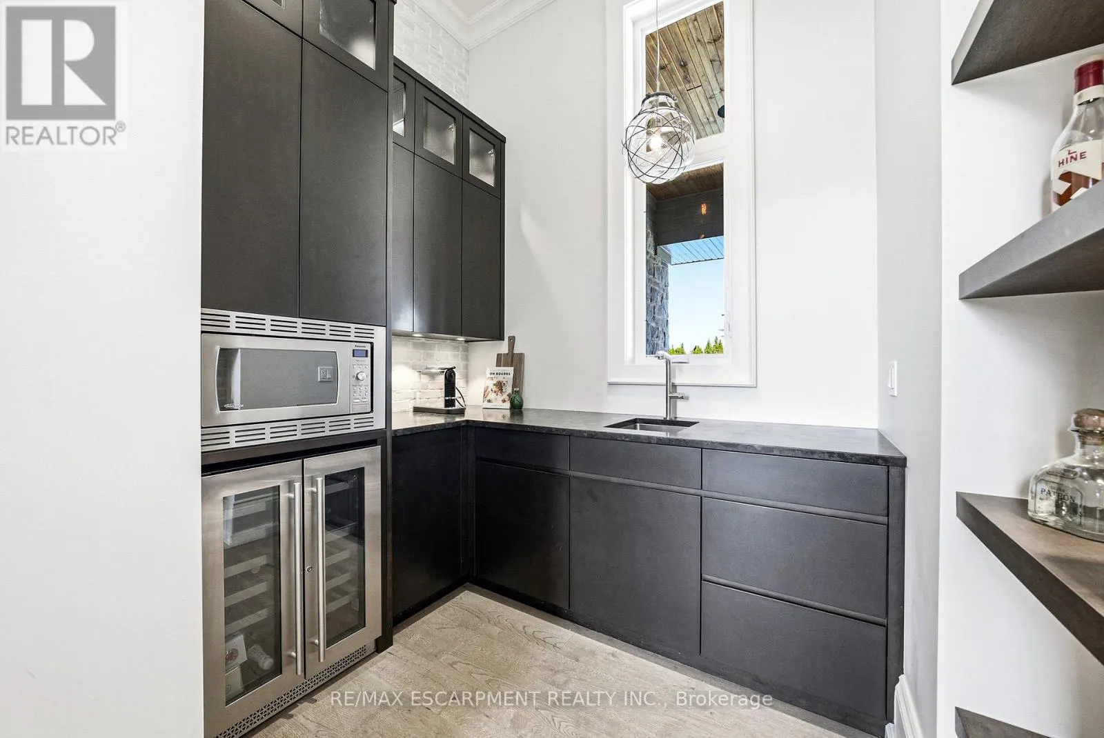 38 VISSER DRIVE