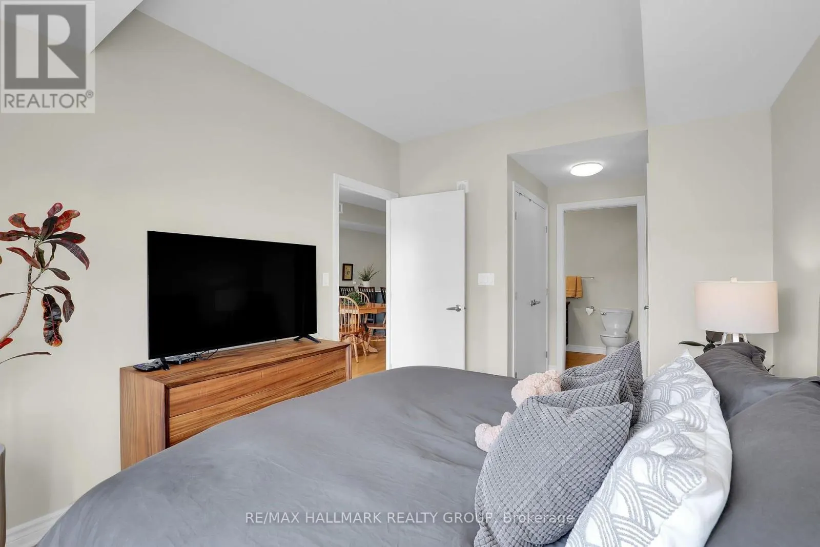 411 - 575 BYRON AVENUE