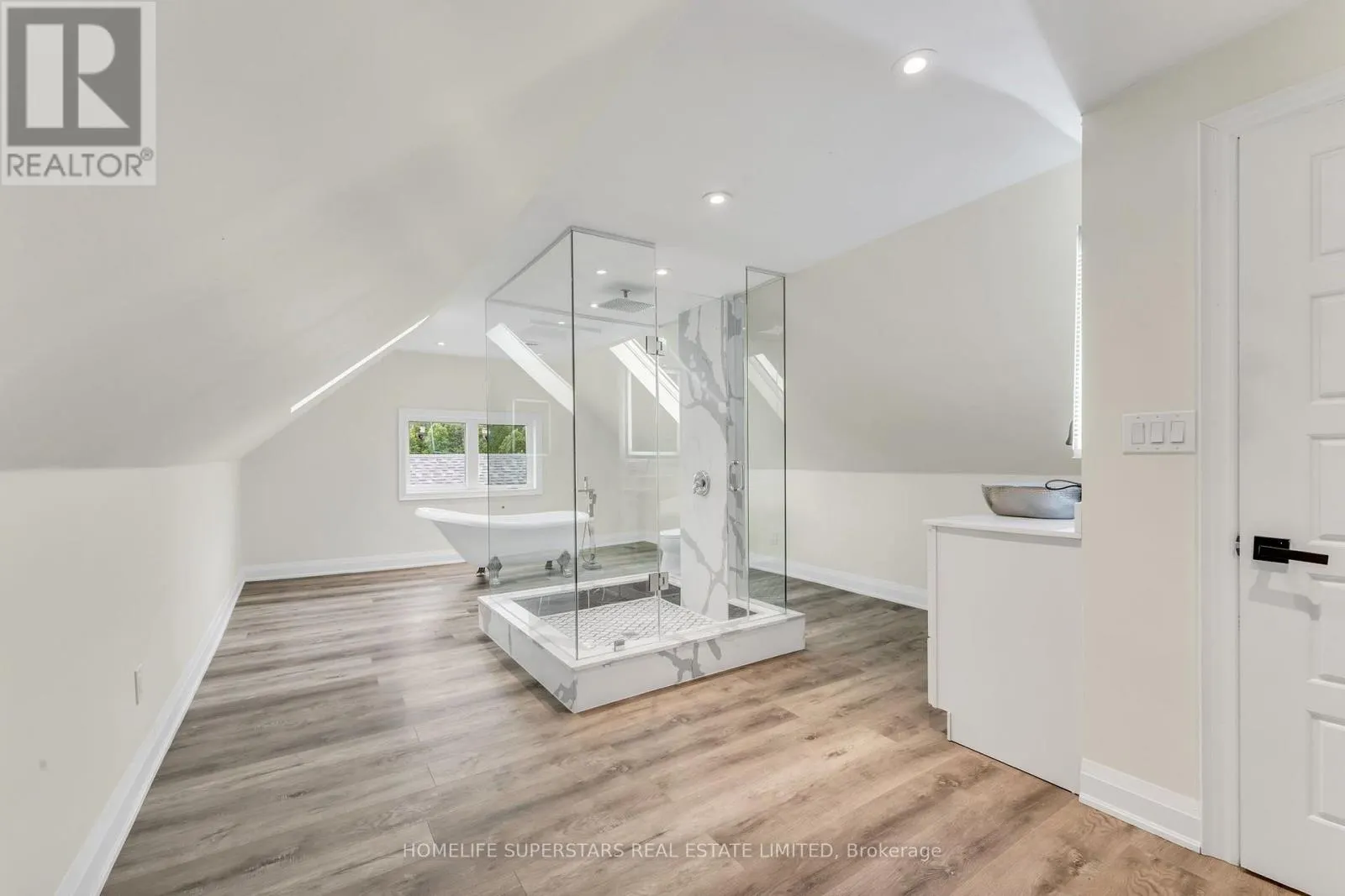 689 NORTHLINE ROAD