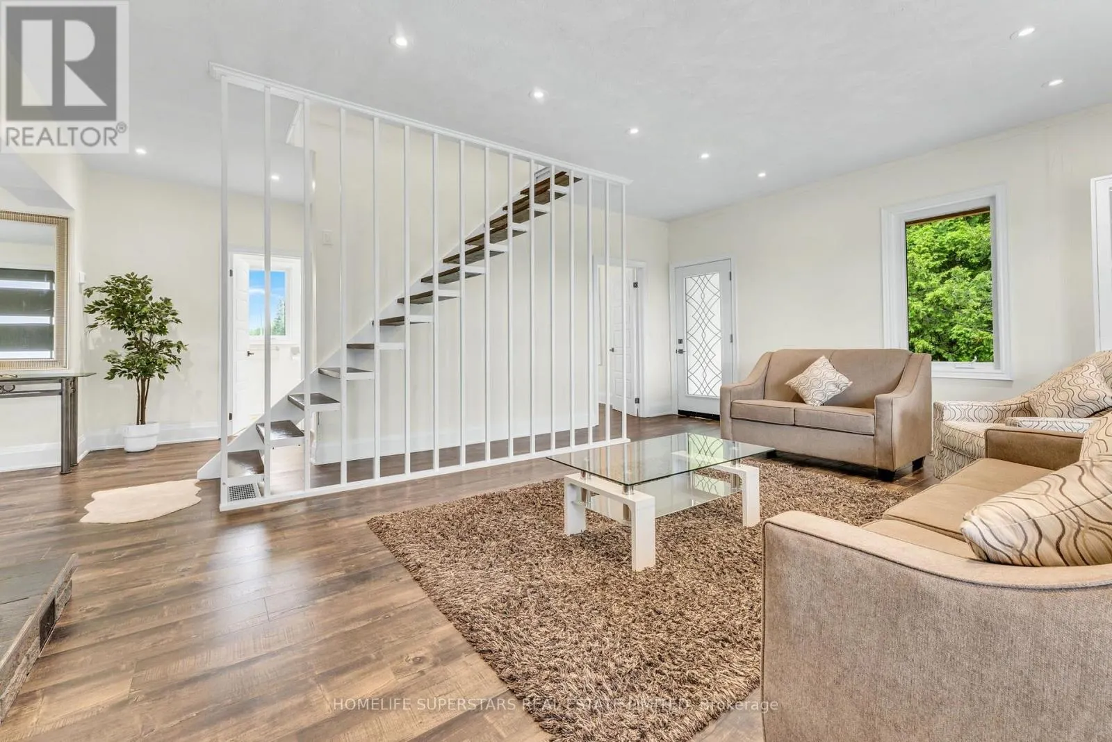 689 NORTHLINE ROAD